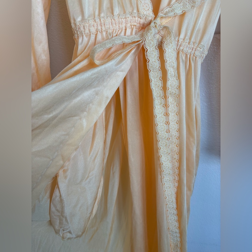 Vintage Robe - Picture 5 of 10